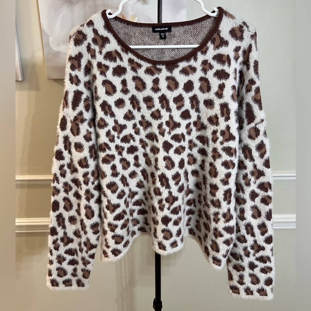 Mittoshop Womenโs White & Brown Leopard Print Fuzzy Sweater! Size Medium.